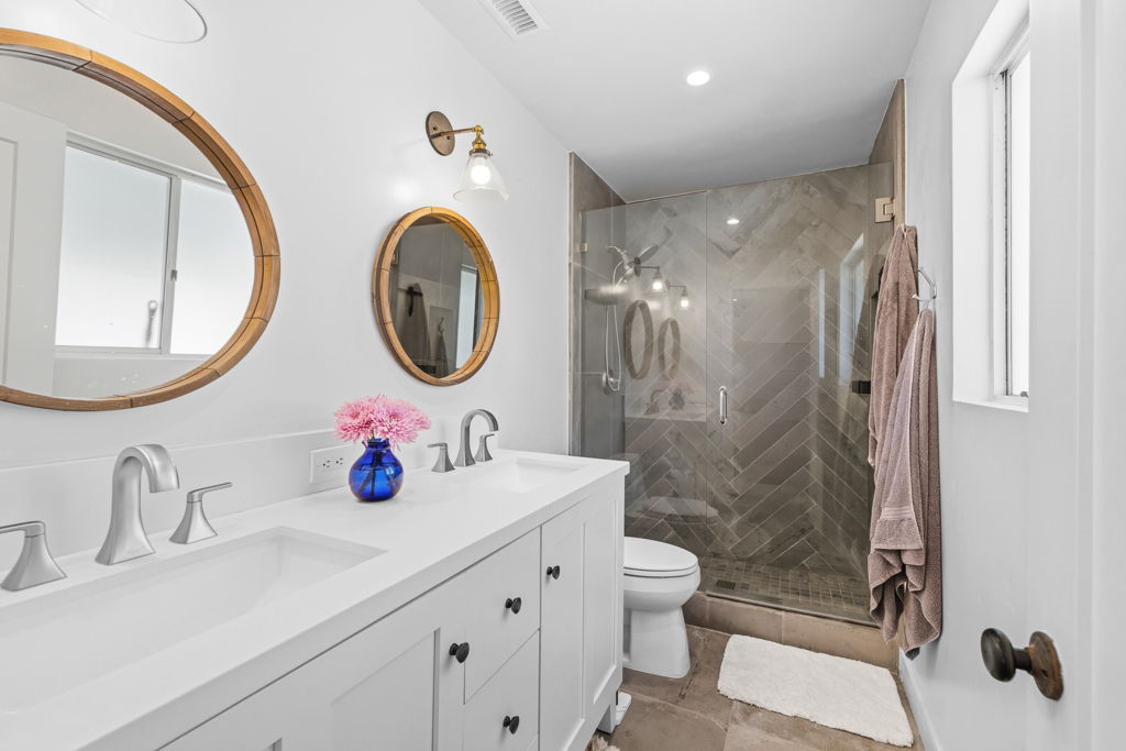 Del Mar · Bathroom